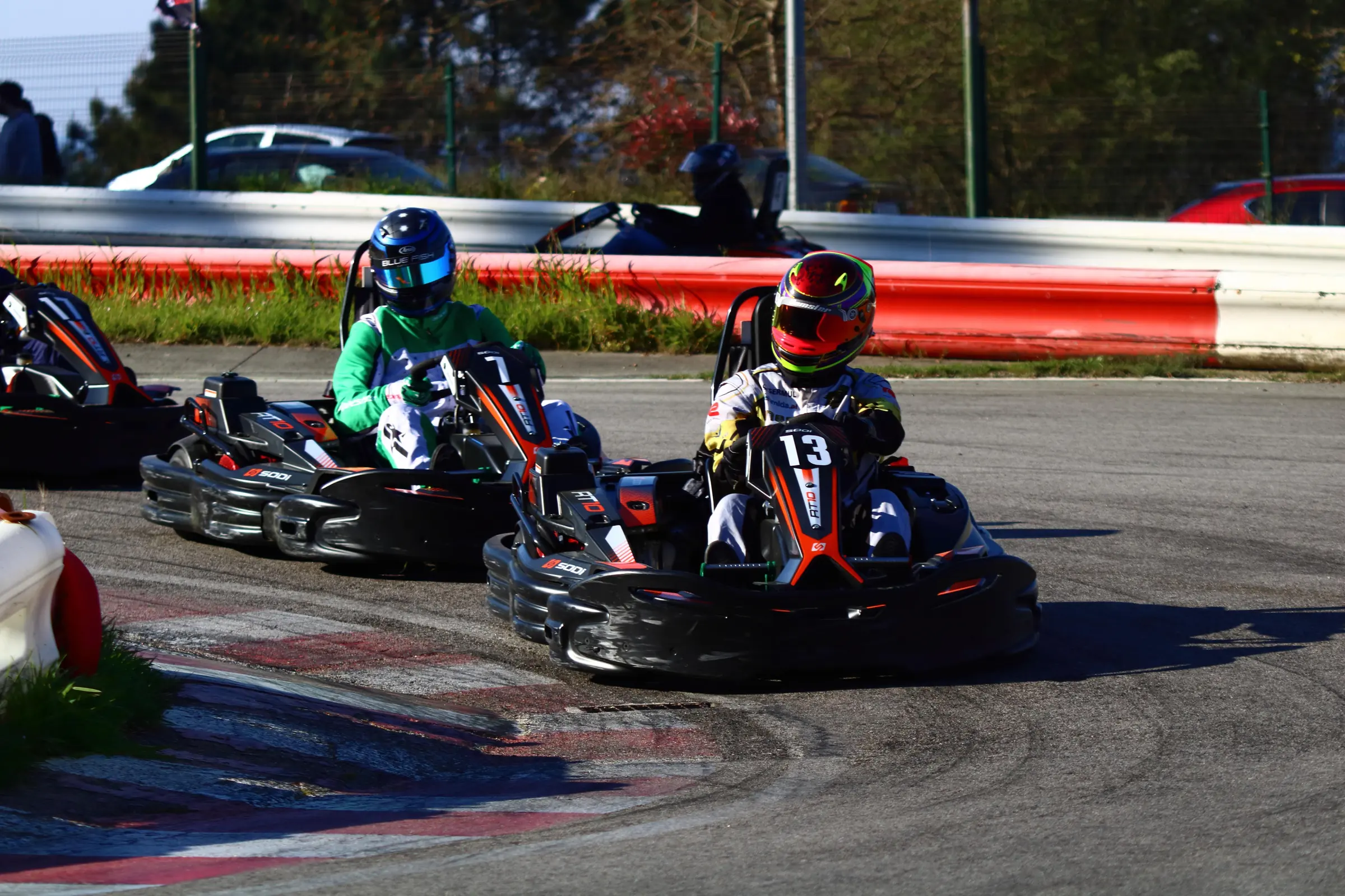 Kart 13 trazando una curva en Sanxenxo
