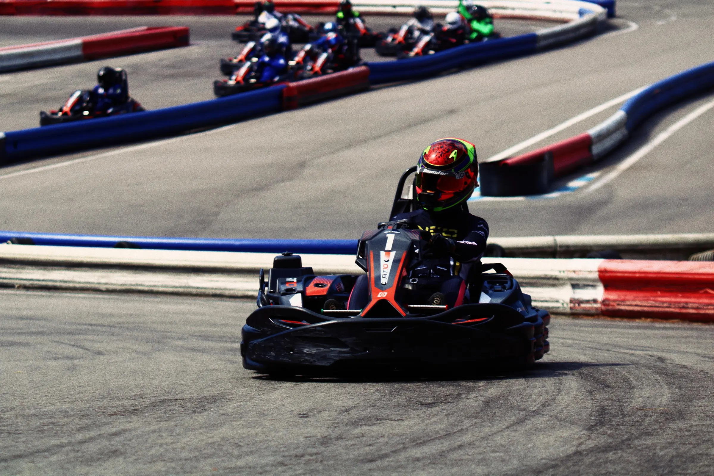 Kart número 1 saliendo de curva