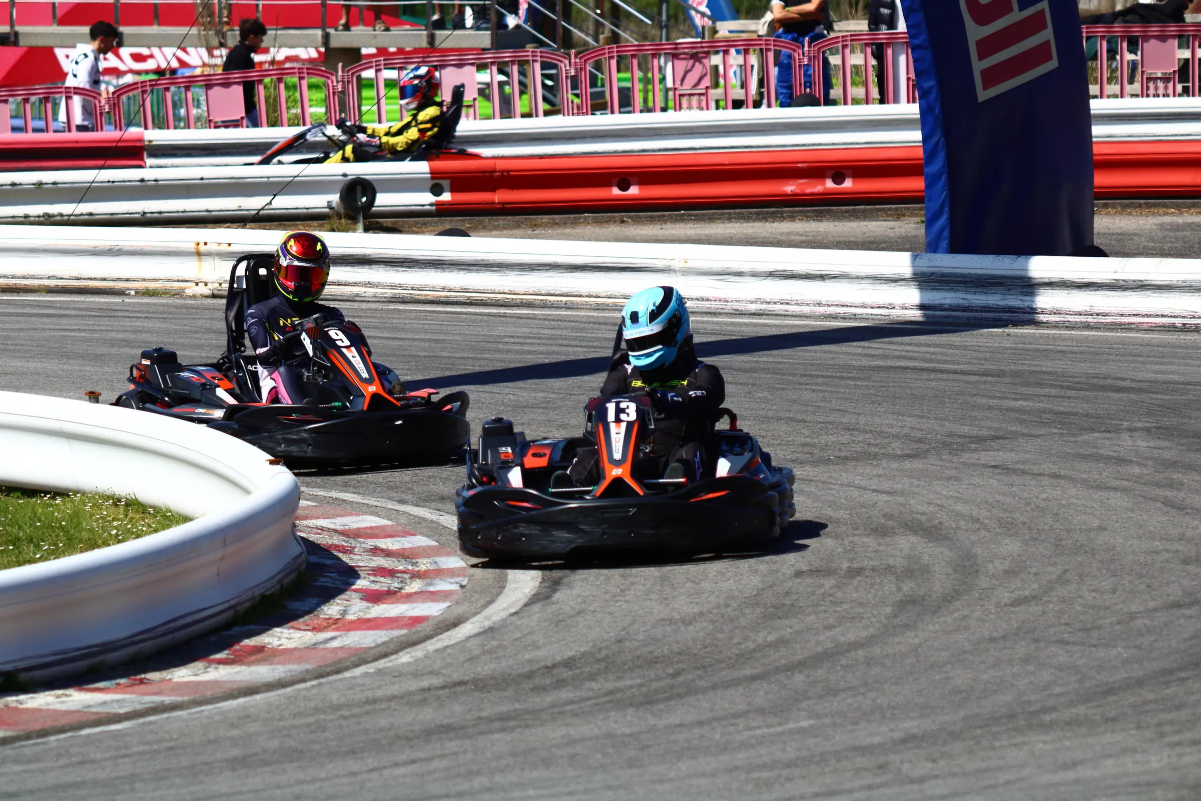 Kart 13 trazando sobre el piano en Racing Dakart