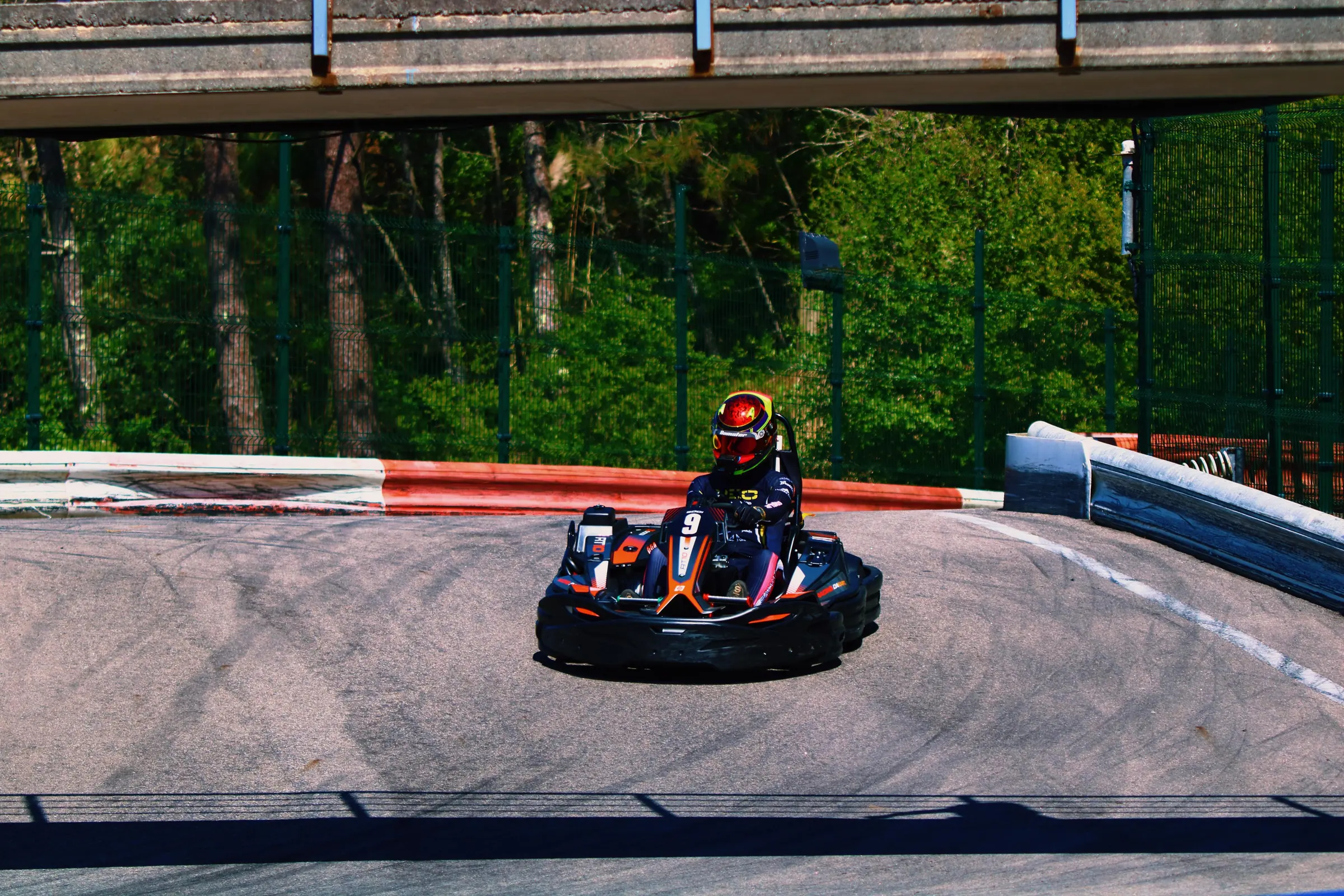 Kart bajo el puente del circuito